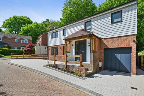 4 Hurst Hill, Chatham, ME5 9BX