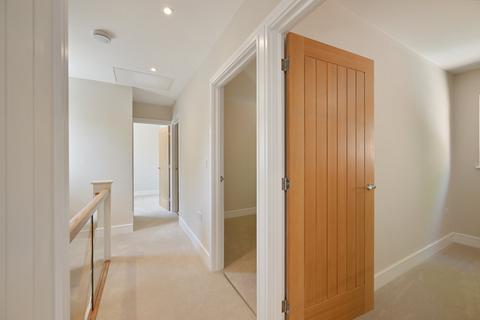 4 Hurst Hill, Chatham, ME5 9BX