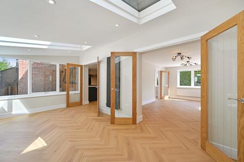 4 Hurst Hill, Chatham, ME5 9BX