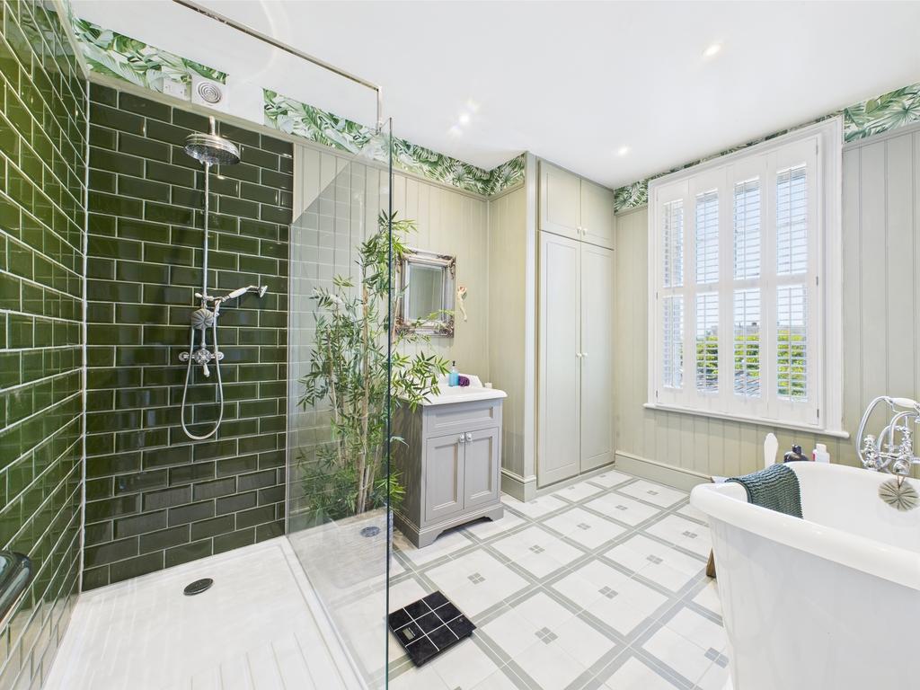 Bath & shower room