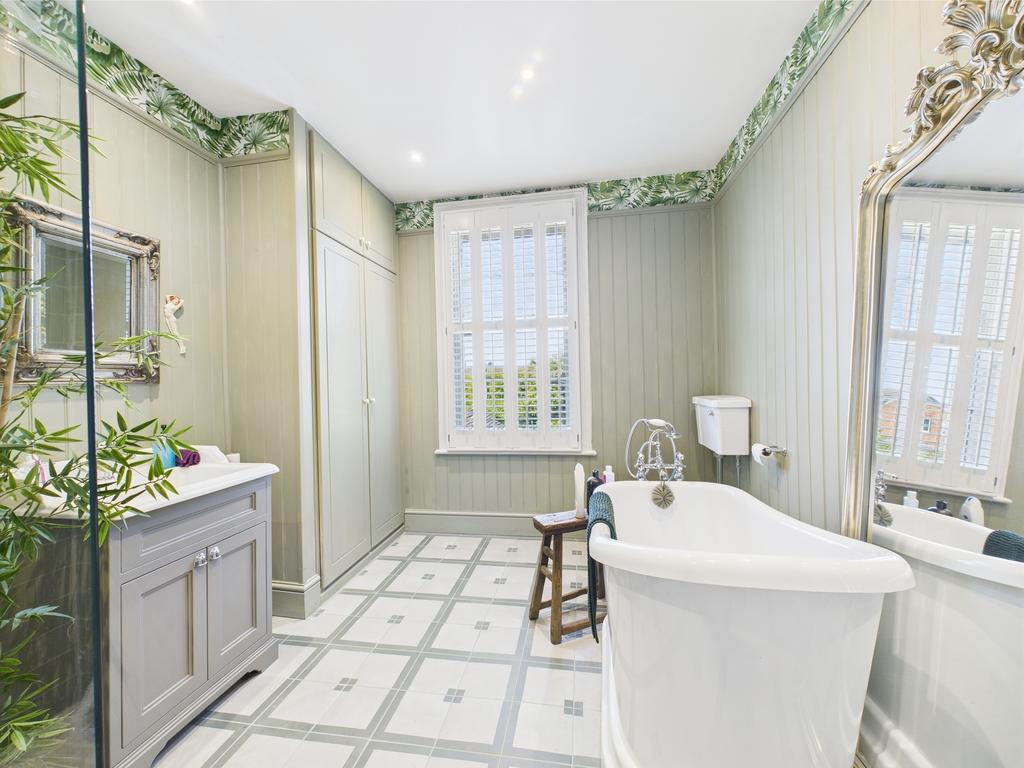 Bath & shower room