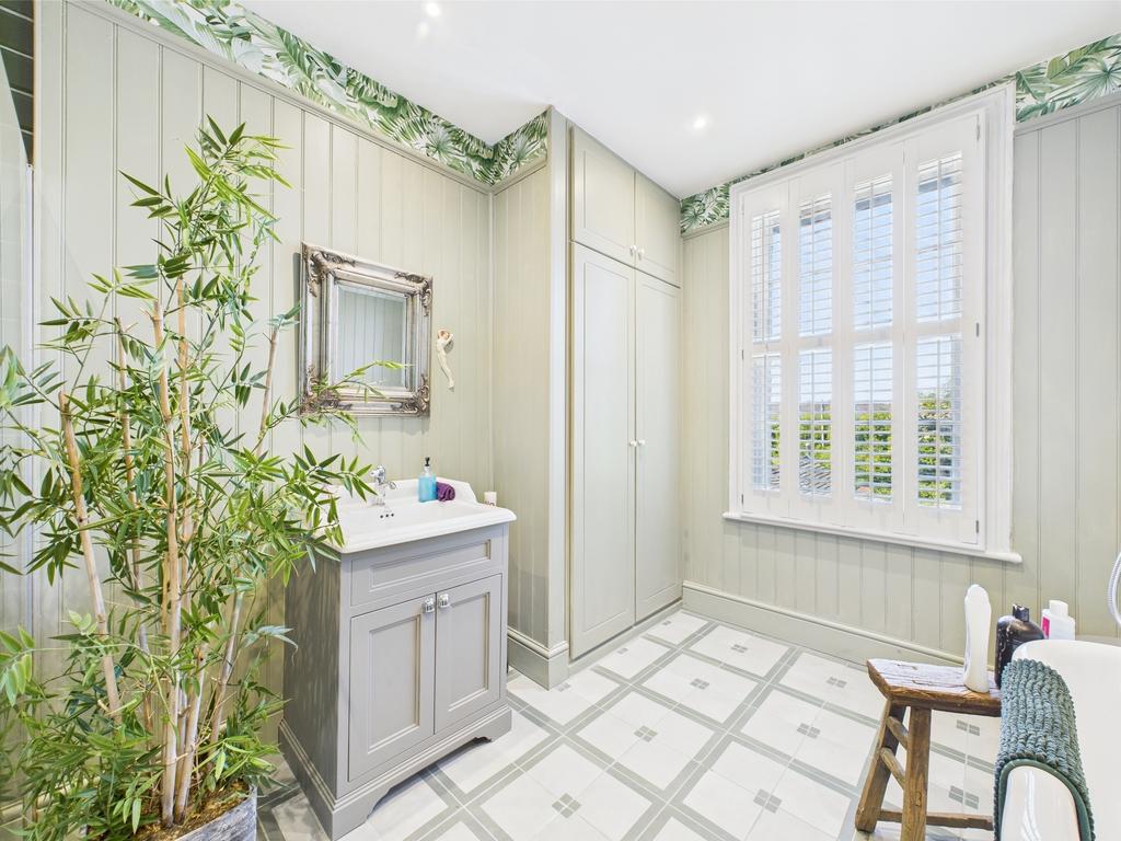 Bath & shower room