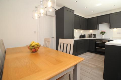 25 Holmes Way, Paston, Peterborough, PE4 7XZ