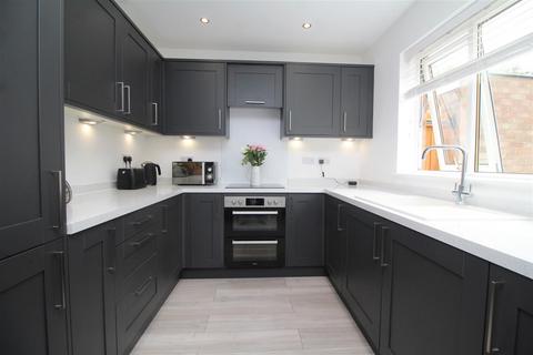 25 Holmes Way, Paston, Peterborough, PE4 7XZ