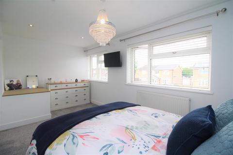 25 Holmes Way, Paston, Peterborough, PE4 7XZ