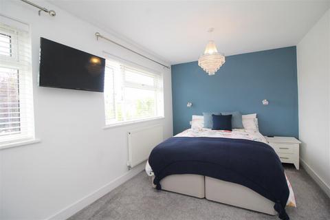25 Holmes Way, Paston, Peterborough, PE4 7XZ