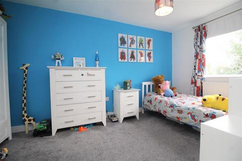 25 Holmes Way, Paston, Peterborough, PE4 7XZ