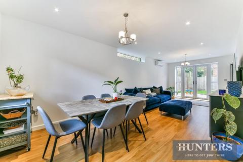 71 Reynard Way, Brentford, TW8 9GF