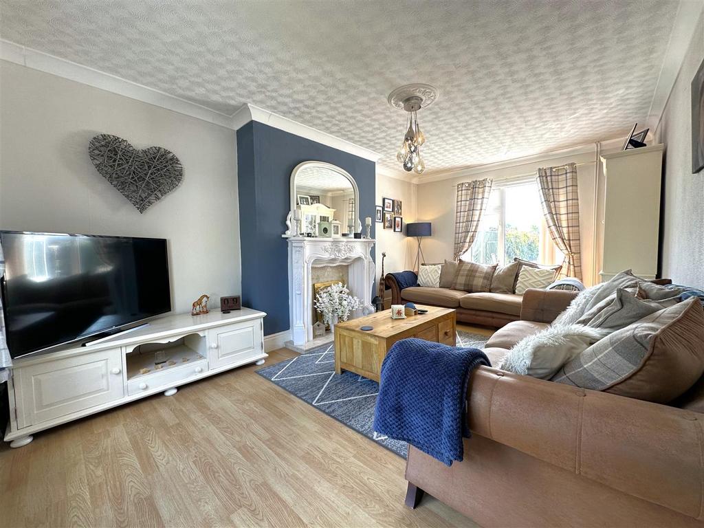 Dual-Aspect Living Room 880