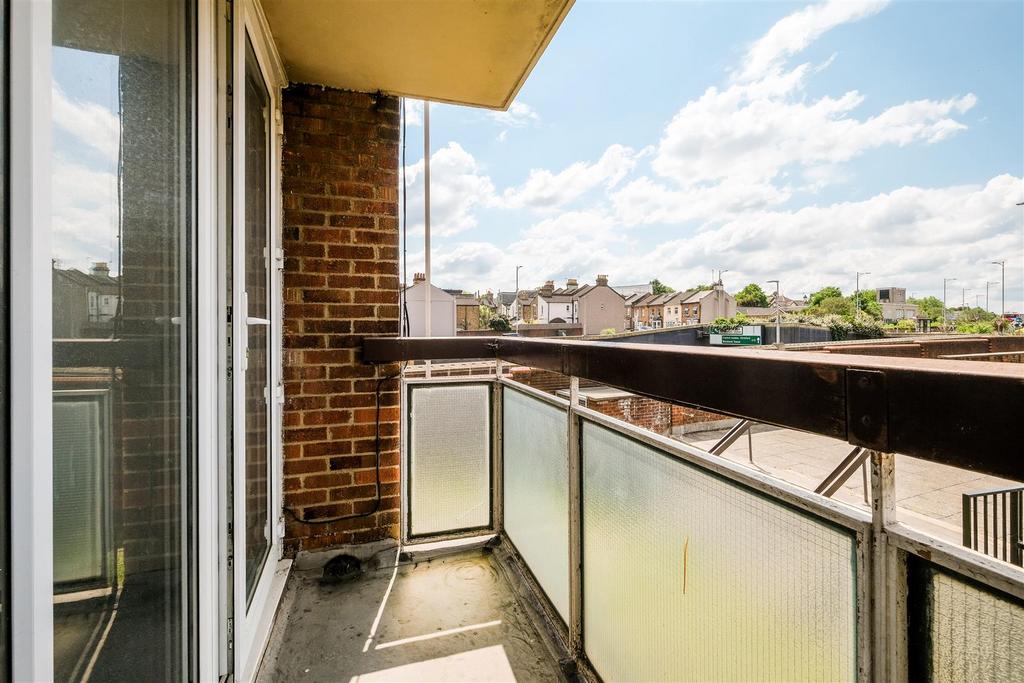 9 Gardner close E11-20.jpg