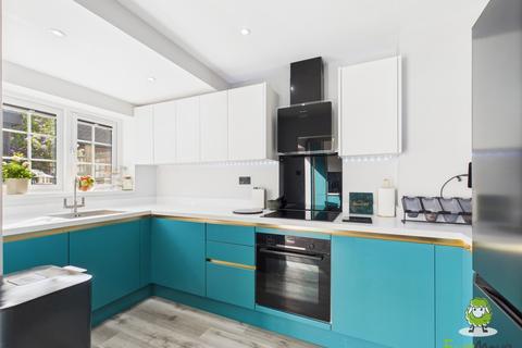 8 The Topiary, Lychpit, Basingstoke, RG24 8YX