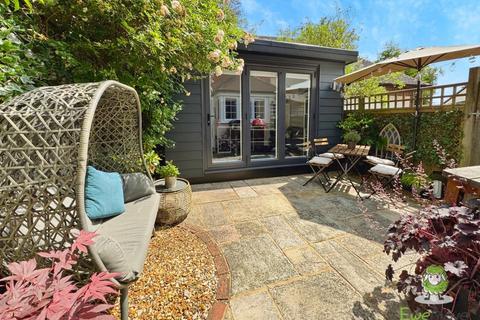 8 The Topiary, Lychpit, Basingstoke, RG24 8YX