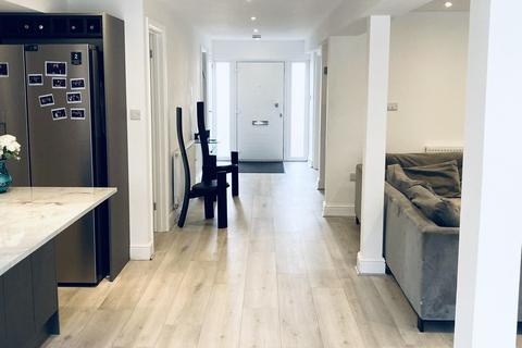 4 bedroom semi-detached house for sale, Lake View, Edgware HA8