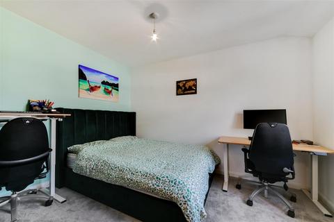 7 Hay Drive, Mitcham, CR4 3GS