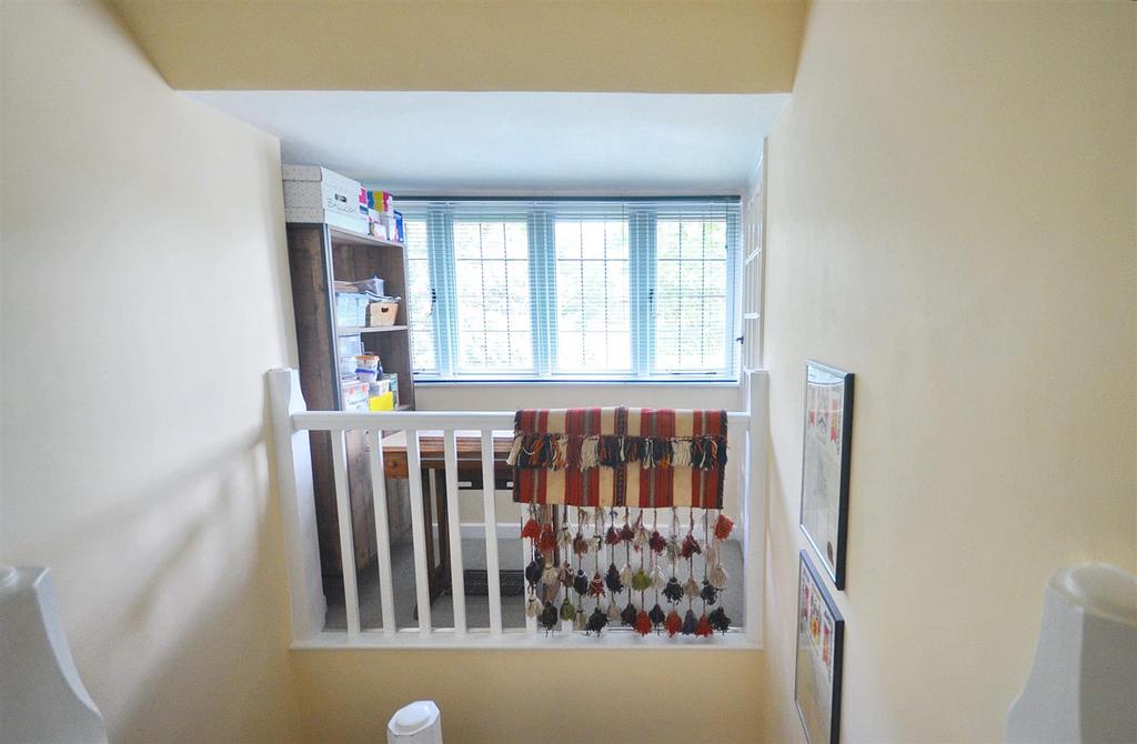 Gallery/Balcony