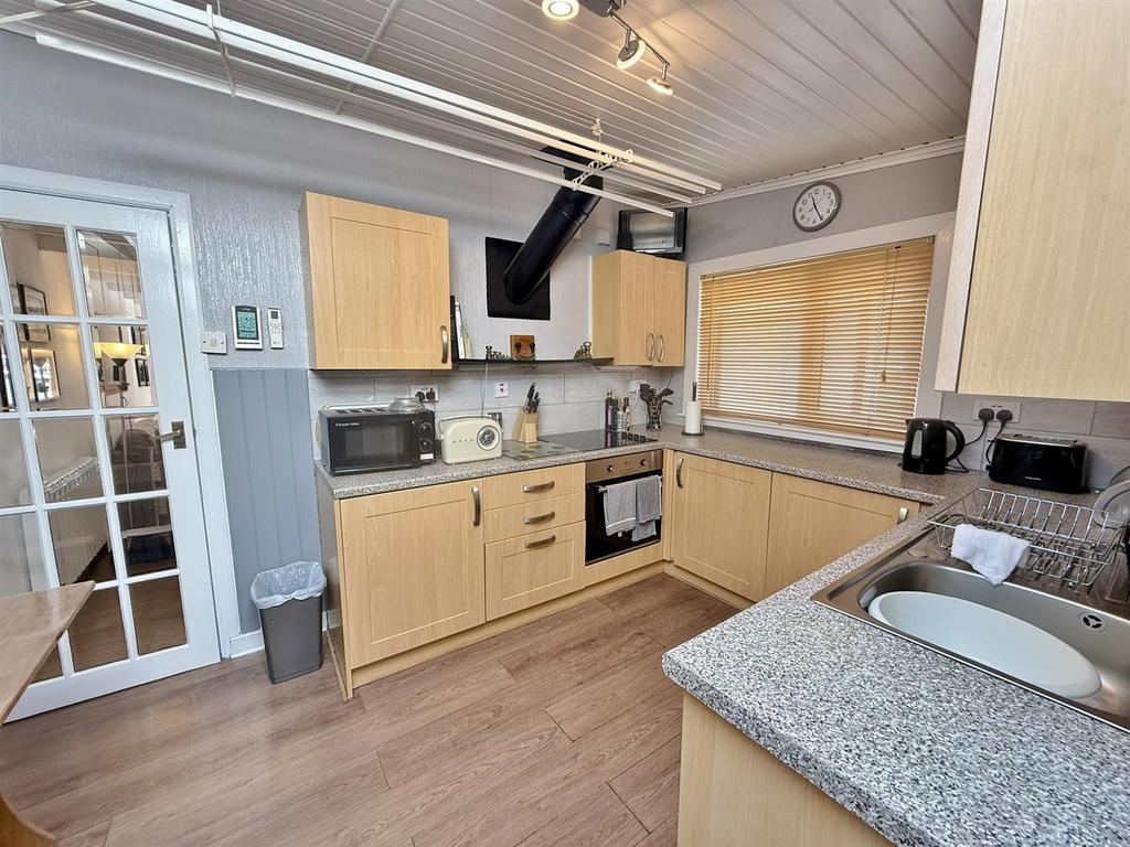 Kitchen to lounge