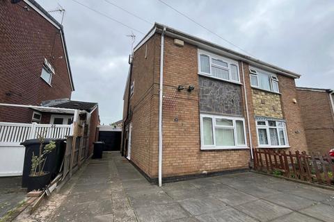 3 bedroom semi-detached house to rent, Pinewood Avenue