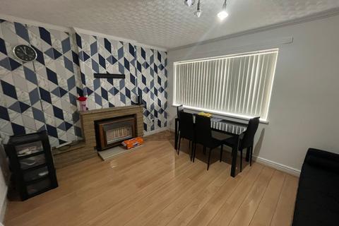 3 bedroom semi-detached house to rent, Pinewood Avenue