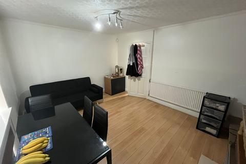 3 bedroom semi-detached house to rent, Pinewood Avenue