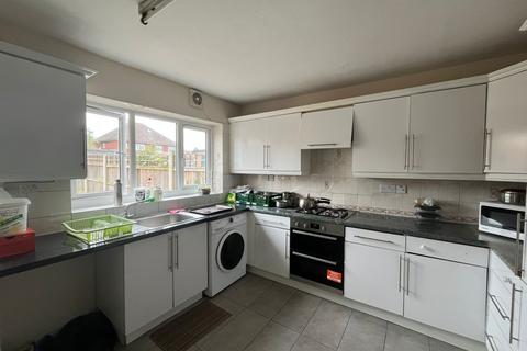 3 bedroom semi-detached house to rent, Pinewood Avenue