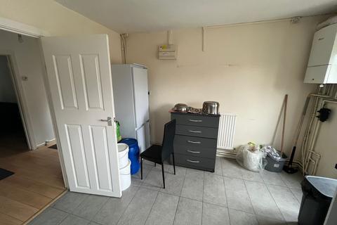 3 bedroom semi-detached house to rent, Pinewood Avenue