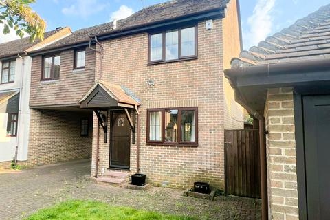 4 bedroom semi-detached house to rent, Old Town Close, Beaconsfield, HP9