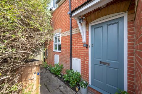 17a Springfield Lane, Weybridge, KT13 8AW