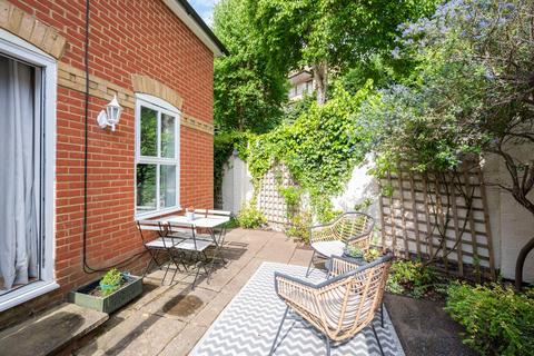 17a Springfield Lane, Weybridge, KT13 8AW