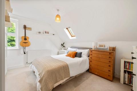 17a Springfield Lane, Weybridge, KT13 8AW