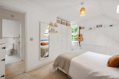 17a Springfield Lane, Weybridge, KT13 8AW