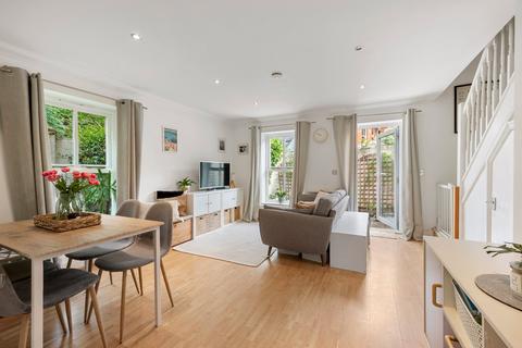 17a Springfield Lane, Weybridge, KT13 8AW