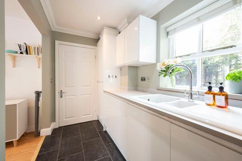 17a Springfield Lane, Weybridge, KT13 8AW