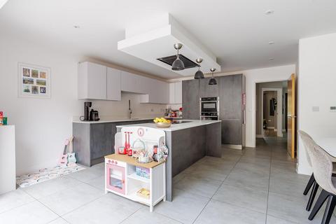 Chestnut House Chestnut Avenue, Guildford, GU2 4HD