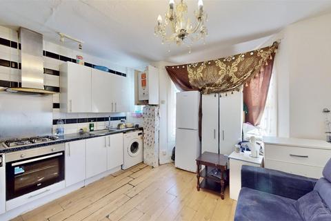 1 bedroom flat for sale, Grosvenor Road, Ilford, IG1