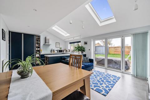 1 Cavendish Walk, Thame, OX9 3YR