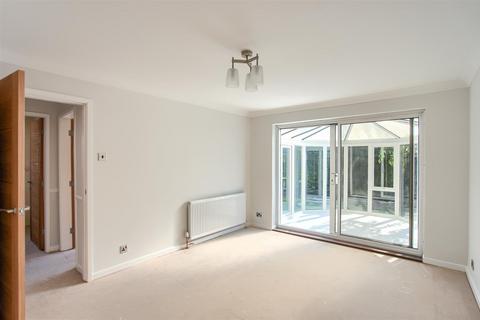 9 Chestnut Garth, Burton Pidsea, Hull, HU12 9DA
