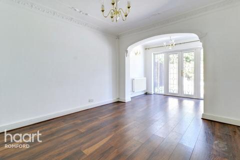 Lowshoe Lane, Romford, RM5 2AP