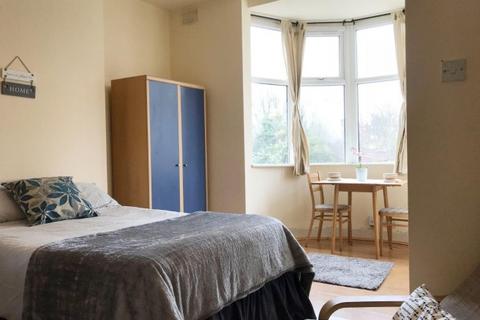 1 bedroom in a house share to rent, 78 Anson road -