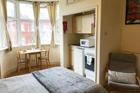 1 bedroom in a house share to rent, 78 Anson road -