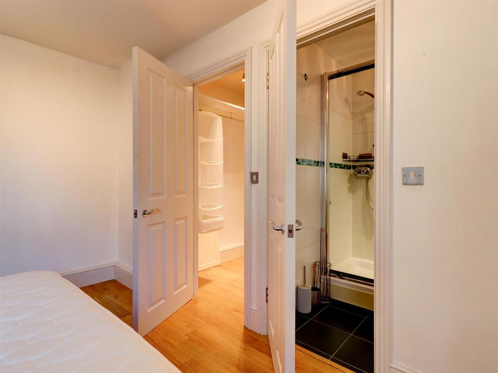 Walk in Wardrobe &amp; Ensuite Shower Room