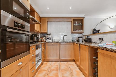 2 bedroom flat to rent, Chiswick High Road, London