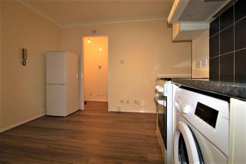 2 bedroom flat for sale, Regents Close, Hayes, UB4