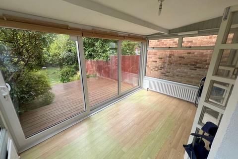2 bedroom terraced house to rent, Manor Road, Caddington, LU1