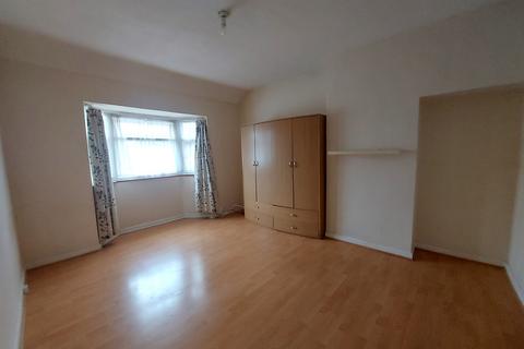 3 bedroom semi-detached house to rent, Mayesbrook Road, IG3