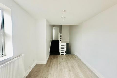 3 bedroom flat to rent, Newcastle upon Tyne NE4