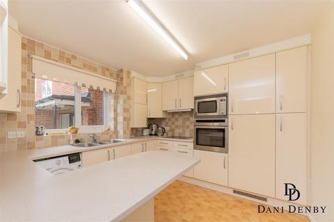 2 bedroom flat for sale, Heather Walk, Edgware HA8