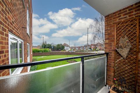 2 bedroom flat for sale, Heather Walk, Edgware HA8