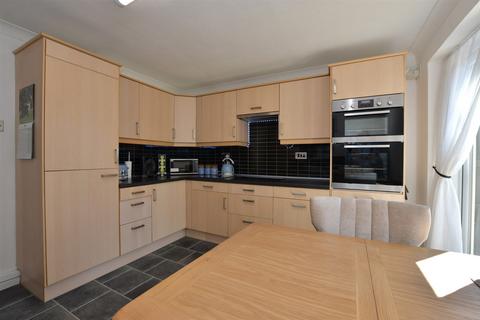 2 bedroom semi-detached house for sale, Cedar Avenue, Wickford, Essex