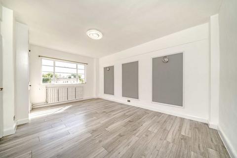 Studio to rent, Palace Gardens Terrace, London W8