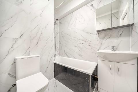 Studio to rent, Palace Gardens Terrace, London W8